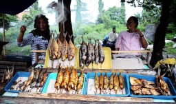 Ikan Asap Jadi Makanan Favorit di Probolinggo saat Lebaran
