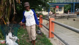 Warga Ramai-ramai Berburu Ikan Mabuk di Rolak