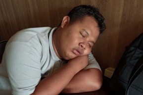 Susah Tidur karena Cuaca Panas, Masukkan Kaos Kaki dalam Kulkas