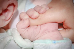 Bayi Merangkak Tertabrak Kereta Api saat Azan Magrib di Kediri