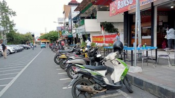 Jukir Tolak Parkir Pakai QRIS, Dishub Surabaya Galau