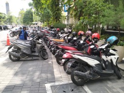 Ketika Parkir di Surabaya Pakai QRIS, Jukir Emang  Mau Dapat 40 Persen?