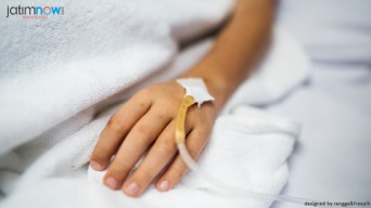 Nenek Disabilitas di Surabaya 'Dicolek' Kereta Api