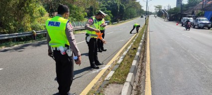 Tabrak Median Jalan di Pasuruan, Pemotor Terpental Disambar Kendaraan Misterius