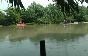 Perahu Tambang Berpenumpang 10 Orang di Surabaya Terbalik