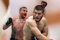 Sujud dan Tangisan Khabib Usai Menang Bertarung Lawan Gaethje
