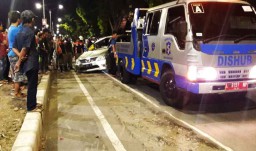 Pondasi Tiang PJU di Surabaya ini Bikin Celaka, Mobil Innova Terbalik