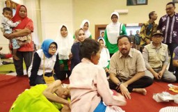 Bupati Ipong Tengok Pengungsi Banjir Ponorogo
