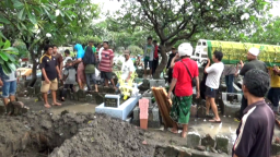Video: Proses Pemakaman Korban Tewas Akibat Miras