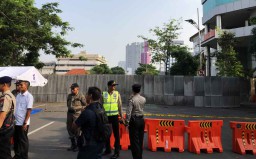 Petugas Memasang Pagar Penutup di Jalan Raya Gubeng yang Ambles