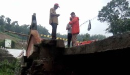 Hati-hati! Pondasi Jalan Pacet Ambrol Terkikis Air