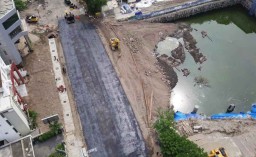 Lokasi Proyek di Jalan Raya Gubeng itu Jadi Kolam