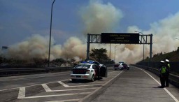 Bahaya! Asap Tebal di Tol Gempol Akibat Kebakaran Rumput 