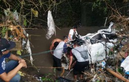 Hujan Deras di Kota Malang, Honda Jazz Ringsek Terseret Air