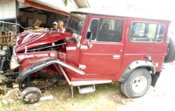 Mobil Toyota Hardtop Tabrak Dua Motor, Satu Tewas