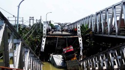 Berita Foto: Mengerikan, Jembatan di Perbatasan Babat - Tuban Putus