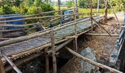 Tak Kunjung Diperbaiki, Jembatan Darurat di Ponorogo Dikeluhkan Warga