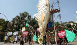 Soroti Limbah Popok Cemari Sungai Brantas, Ikan Raksasa Dibawa Demo