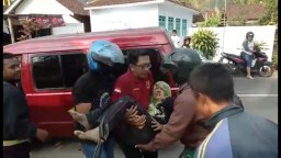 Polisi dan TNI ini Kompak saat Evakuasi Korban Tabrakan Motor