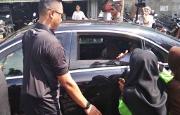 Pilih Salami Warga, Presiden Jokowi Hentikan Perjalanan