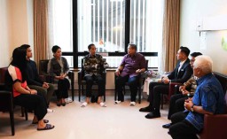 Presiden Jokowi Jenguk Bu Ani Yudhoyono di Singapura