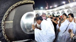 Jokowi Disebut Pemimpin Maju, Diajak Masuk Ka'bah Saat Umrah