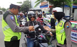 Polisi di Jombang Sosialisasi Larangan Merokok saat Berkendara