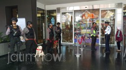 Polisi Bawa Anjing Pelacak Patroli ke Toko-toko Emas di Surabaya