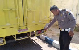 Pemotor Ugal-ugalan Tabrak 'Bokong' Truk