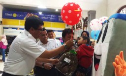 Meriahkan HAN, Daop 8 Bagi Suvenir untuk  Anak Penumpang Kereta Api