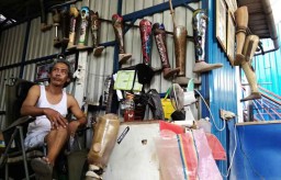Pria di Mojokerto ini Membuat Kaki Palsu Generasi 10, Bisa untuk Salat