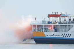 Tim SAR Gabungan Simulasikan Kapal Terbakar di Dermaga Tanjung Perak