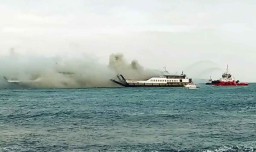 Berita Foto: Proses Evakuasi Kapal Terbakar di Selat Bali