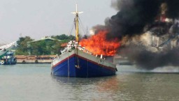 Kapal Bermuatan 650 Ton Pupuk Terbakar di Pelabuhan Gresik