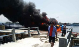 Kapal Pencari Ikan Terbakar di Probolinggo