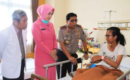 Kapolda Jatim Jenguk Korban Bom Gereja di RS Bedah Surabaya