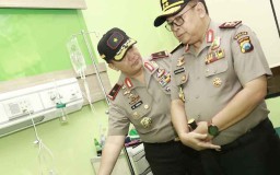 Hari Pertama, Kapolda Jatim Kunjungi Korban Kecelakaan