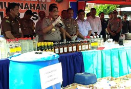 Perangi Miras, Polda Jatim dan Polres Jajaran Sita 50.070 Botol
