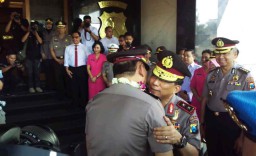 Pedang Pora dan Tari Lenggang Surabaya Sambut Kapolda Jatim Baru