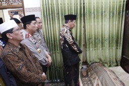 Takziah ke Rumah Duka, Kapolda Jatim Mengenang Sosok KH Sholeh Qosim