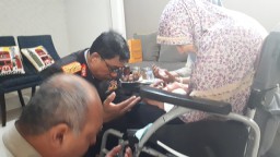 Peringati Hari Ibu, Kapolda Jatim Sungkem ke Ibunda