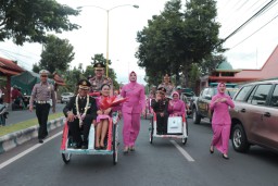 Kapolres Banyuwangi Kayuh Becak Lepas Polisi Purna Tugas