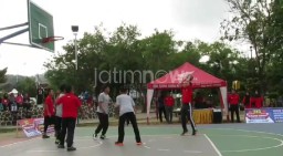 Menengok Lincahnya Kapolres Pacitan Menggiring Bola Basket