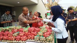 Hari Kedua Pasar Murah Jimerto, Kapolrestabes Borong 200 Kg Telur
