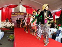 Begini Keseruan Polwan Berkebaya di Polres Ponorogo