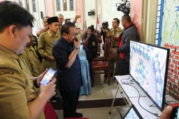 Gubernur Jatim Soekarwo Tinjau Pelaksanaan Hari Pertama UNBK 