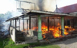 Asik Mencuci Baju, Sari Tak Sadar Rumahnya Hangus Terbakar