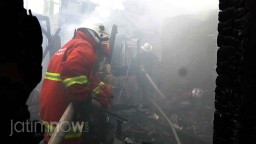 Lupa Mematikan Kompor, 6 Rumah di Pandegiling Surabaya Hangus Terbakar