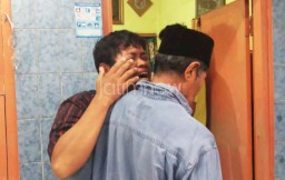 Tangis Histeris Suami Korban Terbakarnya Rumah Kos saat Pemakaman