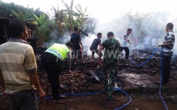 Diduga Korsleting Listrik, Rumah Pak RT di Ngawi Hangus Terbakar